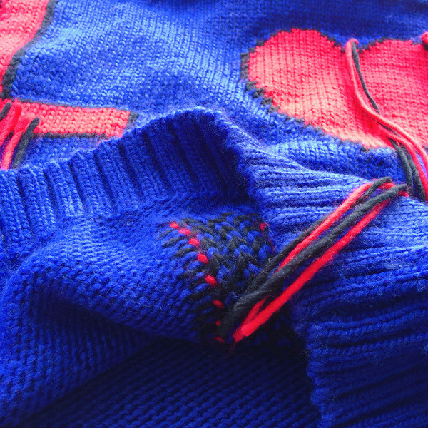 Pulover de dama de ultimă generație cu broderie colorată cu decolteu O