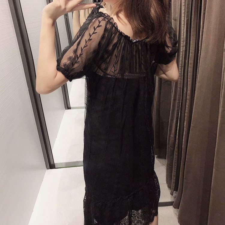 Női csipke ruha ovális nyakkivágással, fekete színben