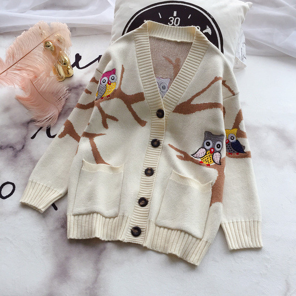 Vesta moderna de dama cu broderie colorata in trei culori