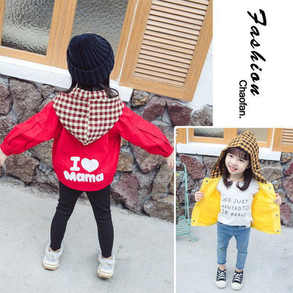 Geacă zilnică pentru copii cu glugă și inscripție în galben și roșu