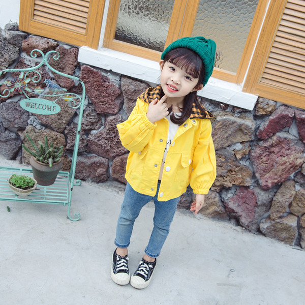 Geacă zilnică pentru copii cu glugă și inscripție în galben și roșu