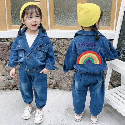 Модерен детски костюм за момичета включващ дънково яке и дънки