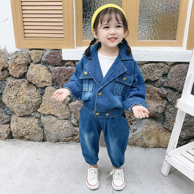 Costum modern pentru copii pentru fete, inclusiv o jachetă de blugi și blugi