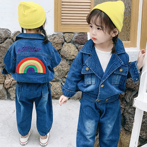 Costum modern pentru copii pentru fete, inclusiv o jachetă de blugi și blugi