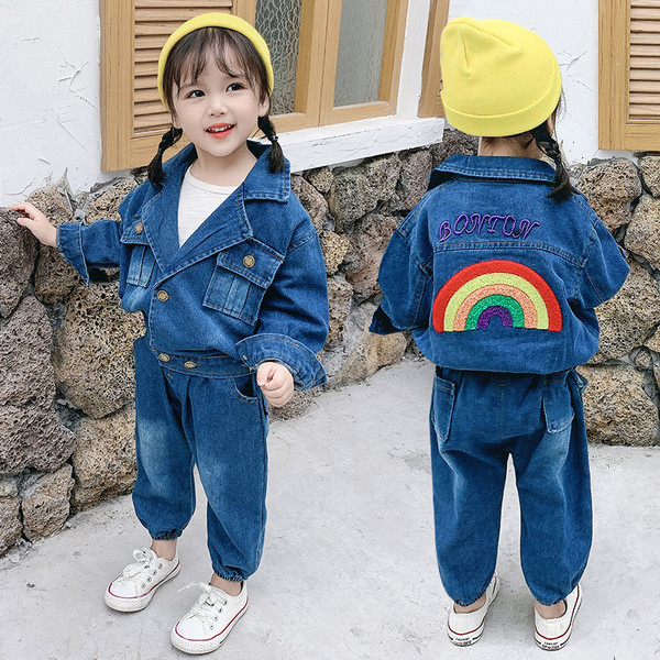 Costum modern pentru copii pentru fete, inclusiv o jachetă de blugi și blugi