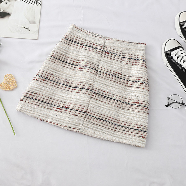 Stílusos női szoknya magas derékkal, fekete-fehér színben