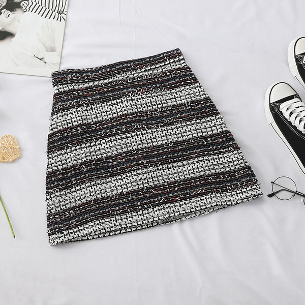 Stílusos női szoknya magas derékkal, fekete-fehér színben