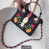 Stílusos kézitáska három színben