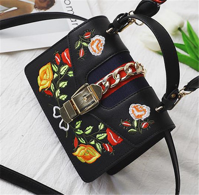 Stílusos kézitáska három színben