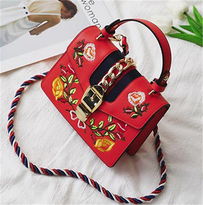 Stílusos kézitáska három színben