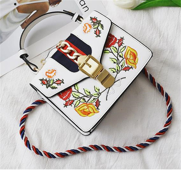 Stílusos kézitáska három színben