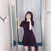 Rövid fekete ruha ovális nyakkivágással