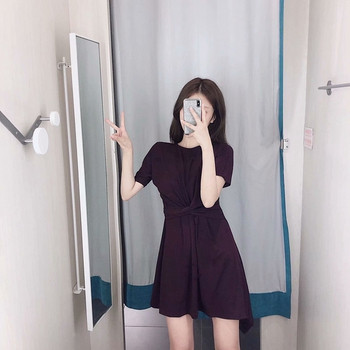 Rövid fekete ruha ovális nyakkivágással