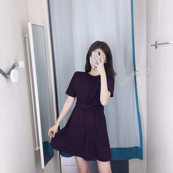 Rövid fekete ruha ovális nyakkivágással