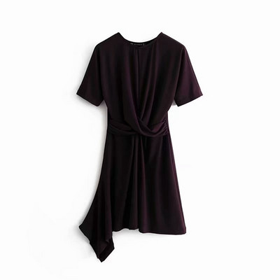 Rövid fekete ruha ovális nyakkivágással