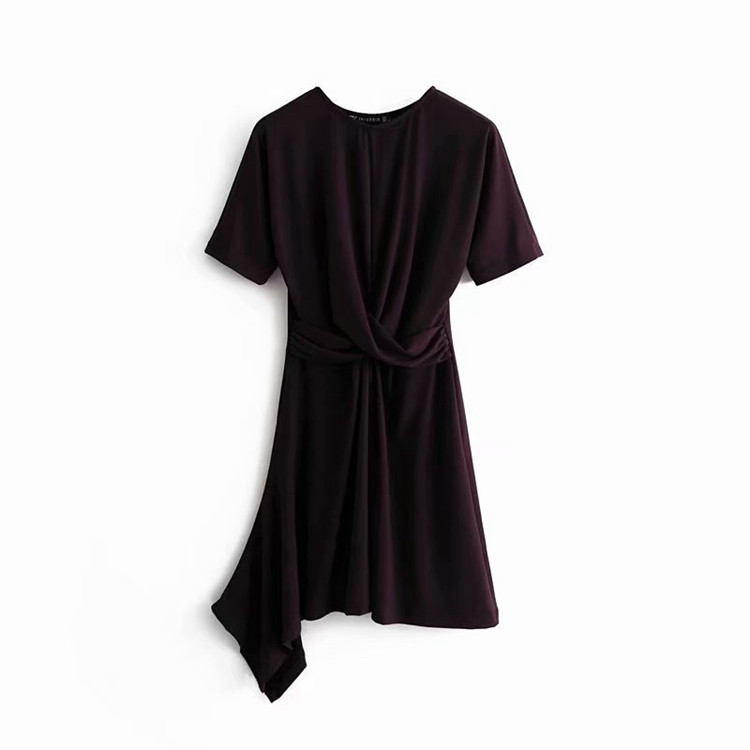 Rövid fekete ruha ovális nyakkivágással