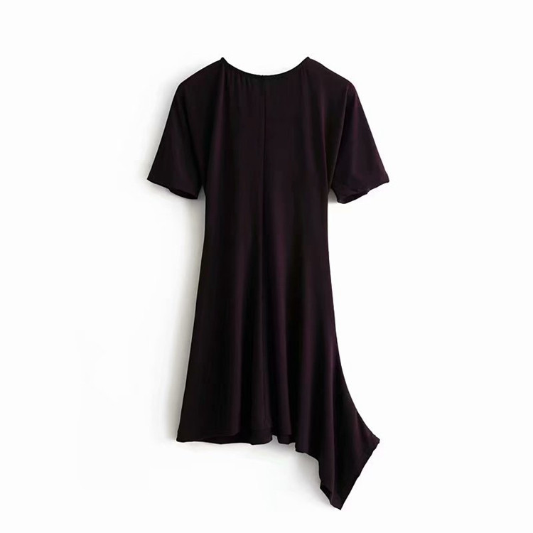 Rövid fekete ruha ovális nyakkivágással