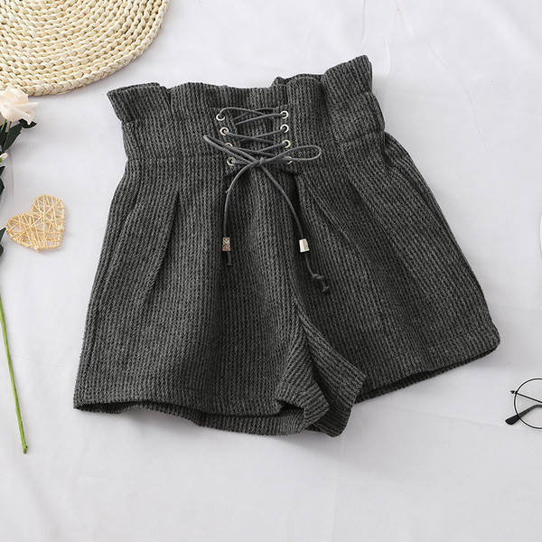 Pantaloni scurti de dama in doua culori cu cravate