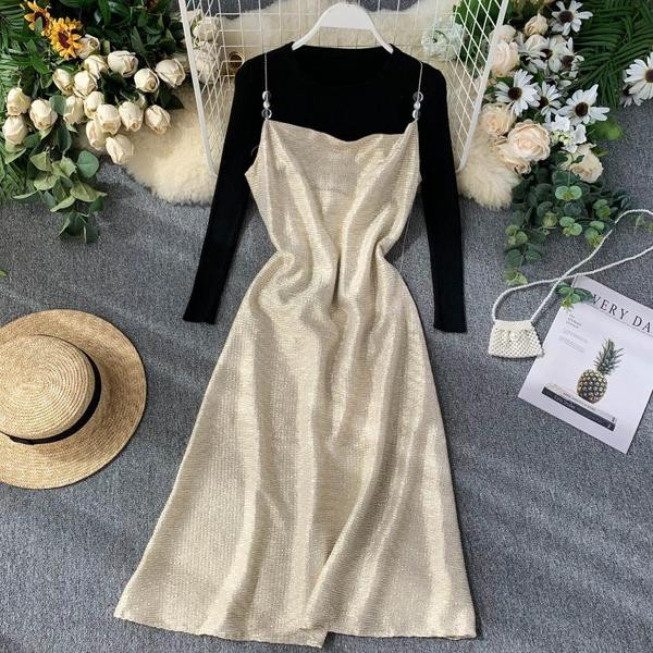 Set modern de dama care include o bluza cu maneca lunga si o rochie cu bretele in mai multe culori