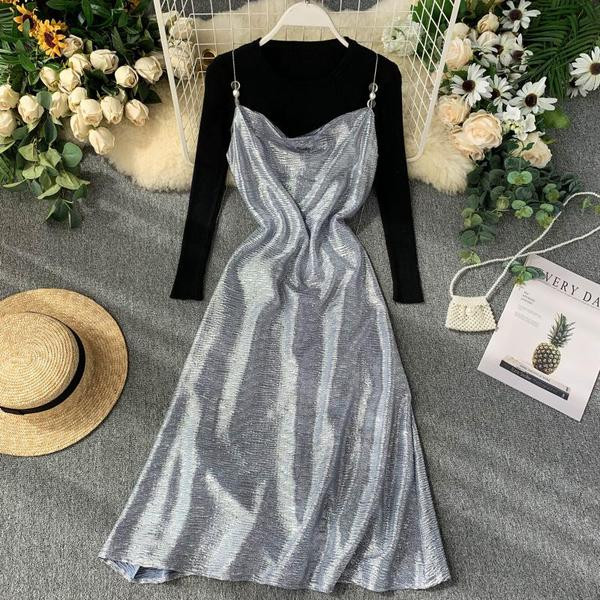 Set modern de dama care include o bluza cu maneca lunga si o rochie cu bretele in mai multe culori