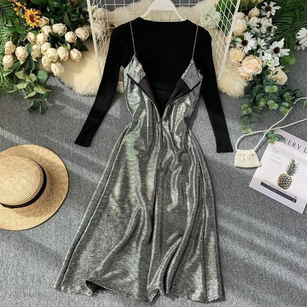 Set modern de dama care include o bluza cu maneca lunga si o rochie cu bretele in mai multe culori