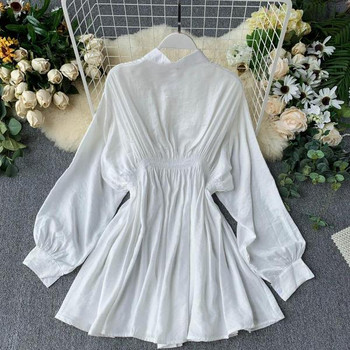 Aktuális női ruha szabású modell hosszú ujjú fekete-fehér színben