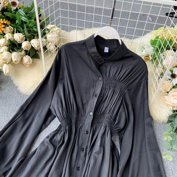 Aktuális női ruha szabású modell hosszú ujjú fekete-fehér színben