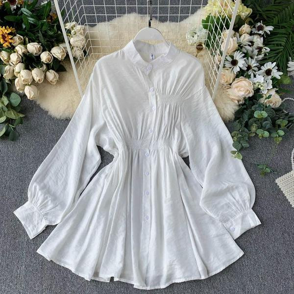 Aktuális női ruha szabású modell hosszú ujjú fekete-fehér színben