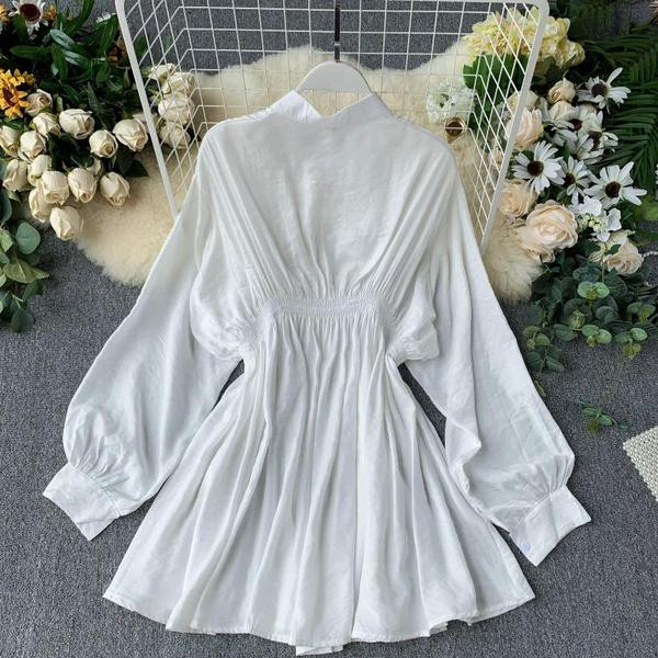 Aktuális női ruha szabású modell hosszú ujjú fekete-fehér színben