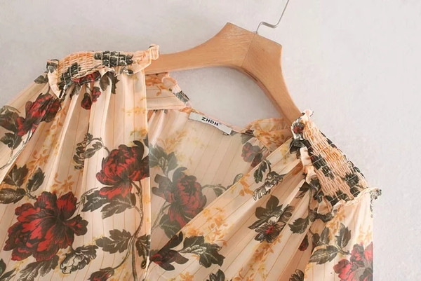 Modern női ruha virágos motívumokkal és V-nyakkivágású modellel