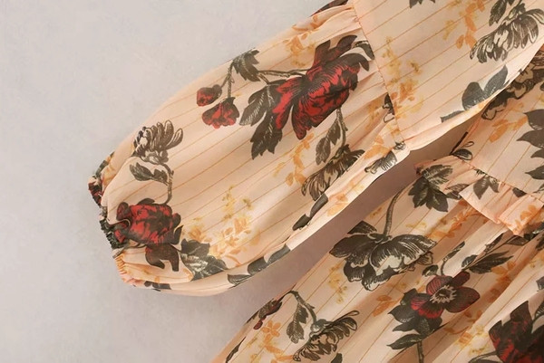 Modern női ruha virágos motívumokkal és V-nyakkivágású modellel