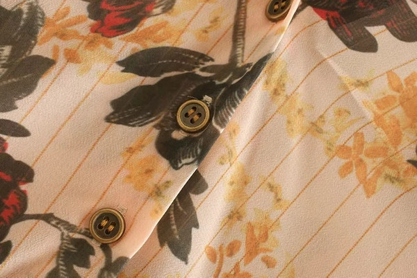 Modern női ruha virágos motívumokkal és V-nyakkivágású modellel