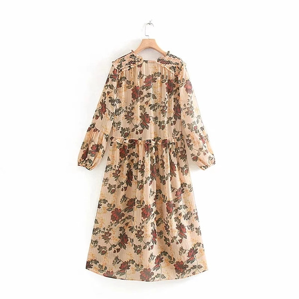 Modern női ruha virágos motívumokkal és V-nyakkivágású modellel