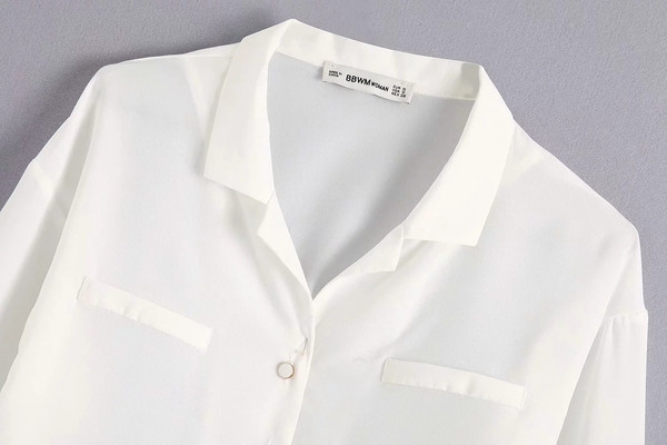 Stílusos női ing, fehér gombokkal