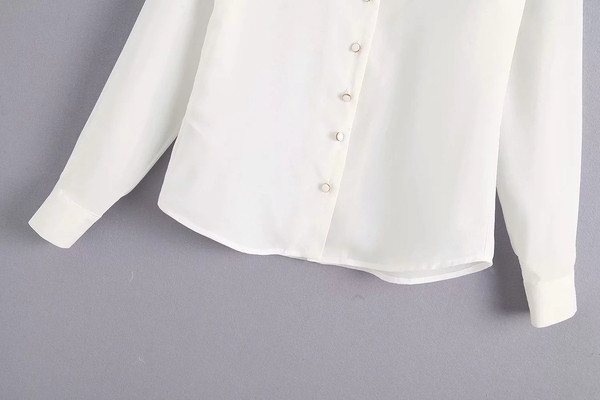 Stílusos női ing, fehér gombokkal