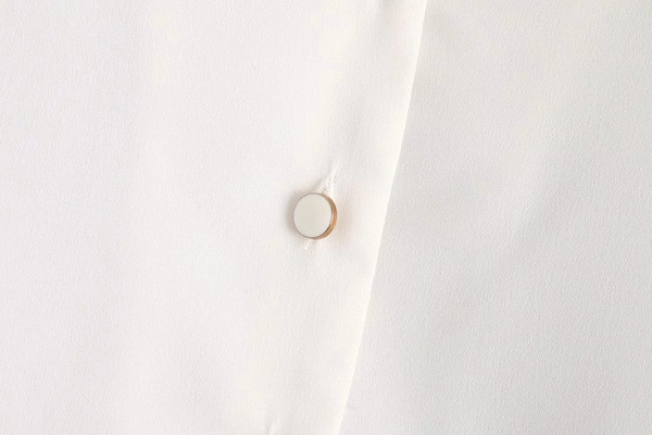 Stílusos női ing, fehér gombokkal