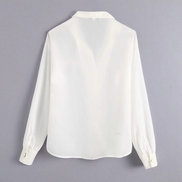 Stílusos női ing, fehér gombokkal