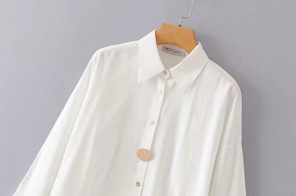 Stílusos női ing lótusz ujjal és klasszikus gallérral, fehér színben