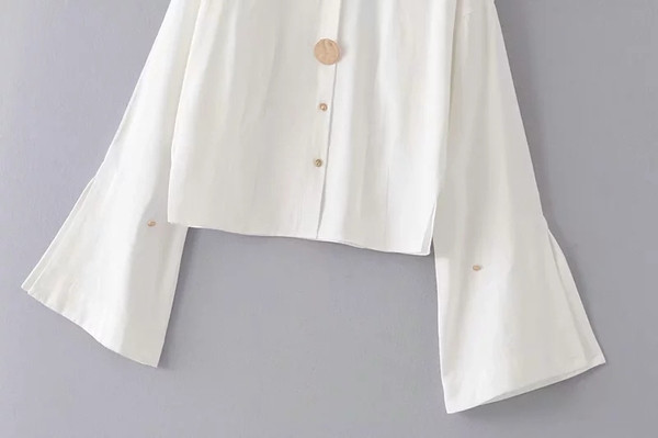 Stílusos női ing lótusz ujjal és klasszikus gallérral, fehér színben