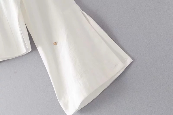 Stílusos női ing lótusz ujjal és klasszikus gallérral, fehér színben