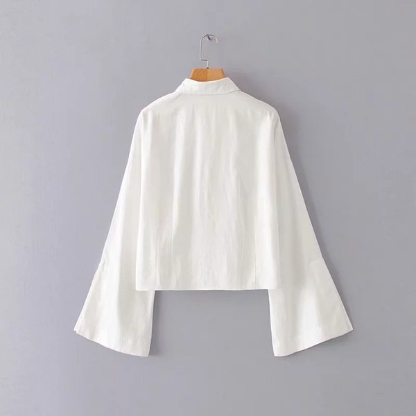 Stílusos női ing lótusz ujjal és klasszikus gallérral, fehér színben