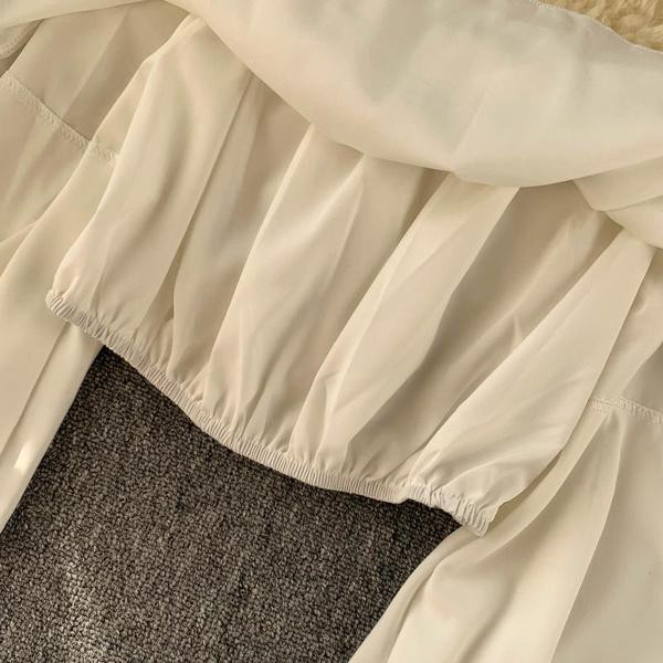 Bluză de damă actuală cu mâneci căzute în alb-negru