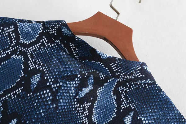 Új modell elegáns női ing, kék színű állati motívumokkal