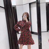 Aktuális női ruha virágos motívumokkal - fekete színű