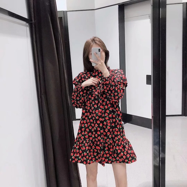 Aktuális női ruha virágos motívumokkal - fekete színű