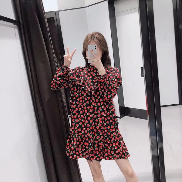 Aktuális női ruha virágos motívumokkal - fekete színű