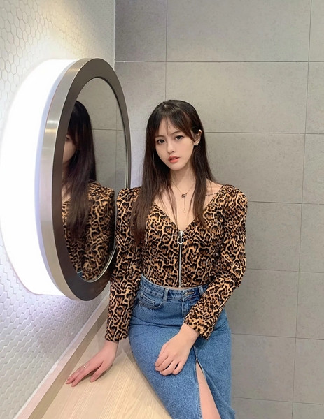 Bluza de dama moderna - model scurt cu model animal