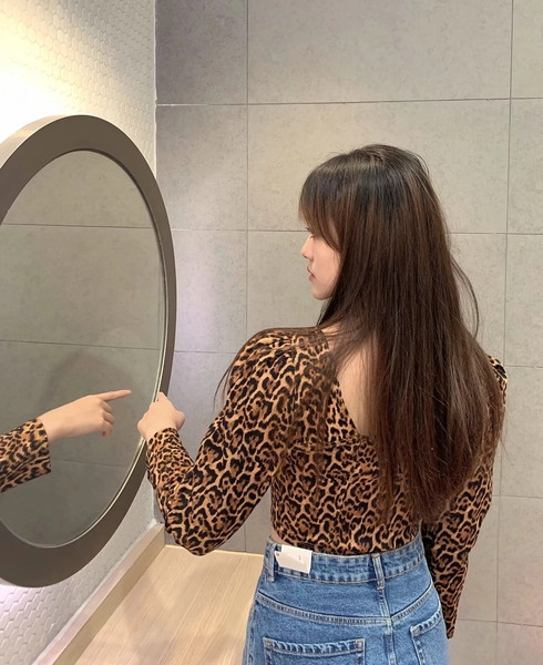 Bluza de dama moderna - model scurt cu model animal