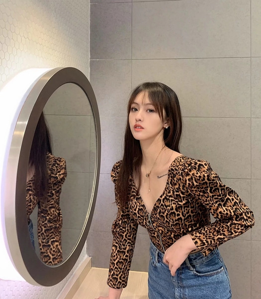 Bluza de dama moderna - model scurt cu model animal