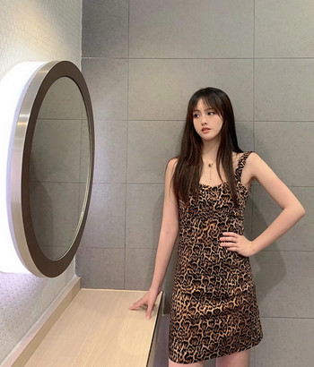 Stílusos női ruha állatmintával, vékony pántokkal